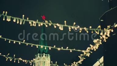 莫斯科克里姆林宫大厦背景下的圣诞花环。 晚安。